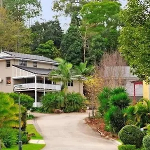 4br Exec Large House Close To Shops,train & Buses Villa