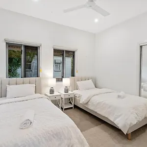 The Hampton Retreat - 6br 16 Guest Pet Friendly House Holiday home